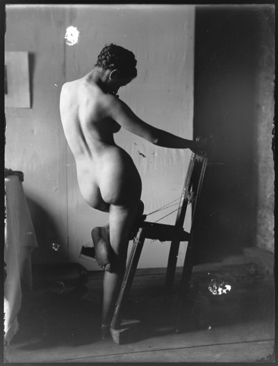 椅子のある女性のシーン 作： Ferdinand Schmutzer