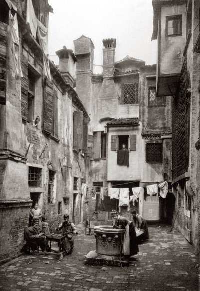 ヴェネツィアの建物に囲まれた中庭、1880年頃 作： Ferdinando Ongania