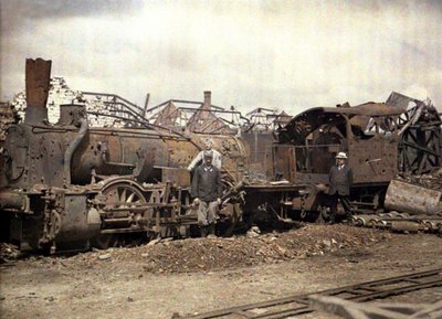 1917年にフランス、エーヌのCuffiesにある大規模な損傷を受けたVauxrot蒸留所の廃墟の前で機関車と鉄道車両が焼失した（オートクロム） 作： Fernand Cuville