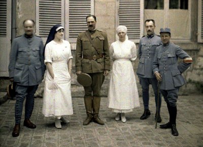 1917年、フランス、アイヌのソワソン、サンポール病院の前にいるフランスの軍医と看護師（オートクローム） 作： Fernand Cuville