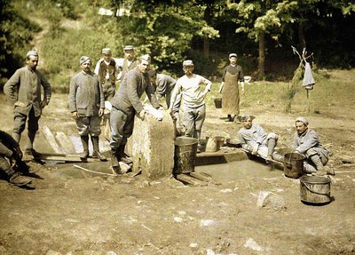 井戸で洗濯をしているフランスの兵士のグループ、ソワソン、アイヌ、1917年（オートクローム） 作： Fernand Cuville