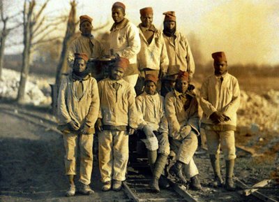 1917年に鉄道バイク、ハム、ソンム、フランスでセネガルの労働者（オートクローム） 作： Fernand Cuville