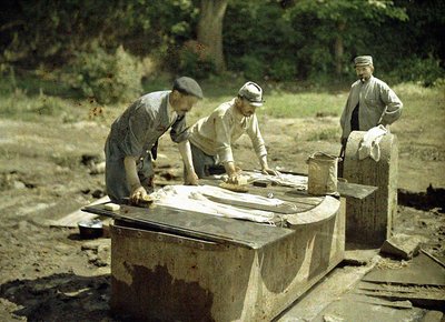 井戸で洗濯をしている3人のフランス兵、ソワソン、アイヌ、フランス、1917年（オートクローム） 作： Fernand Cuville