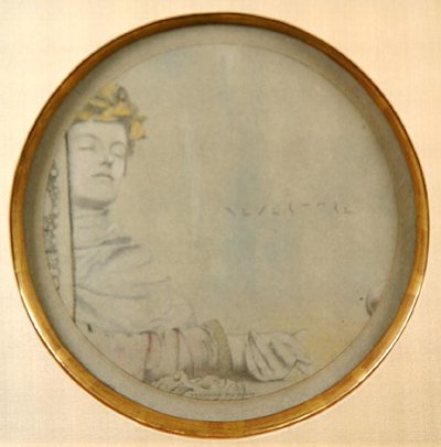 Dreamer, c.1900 (灰色の紙に鉛筆とカラーチョーク) 作： Fernand Khnopff