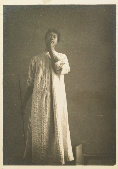 シャツを着た女性、口の前に手 作： Fernand Khnopff
