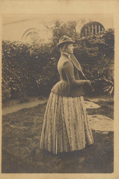 テニスラケットを持つ女性、「思い出」の習作、1889年頃（ゼラチンシルバープリント 作： Fernand Khnopff