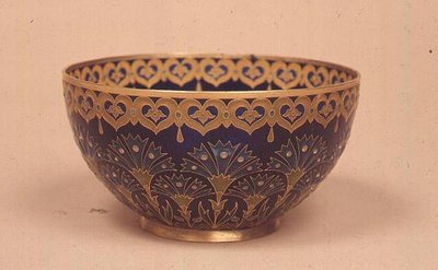 Plique-a-jourカップ、パリ、1893年頃（銀色の金とエナメル） 作： Fernand Thesmar