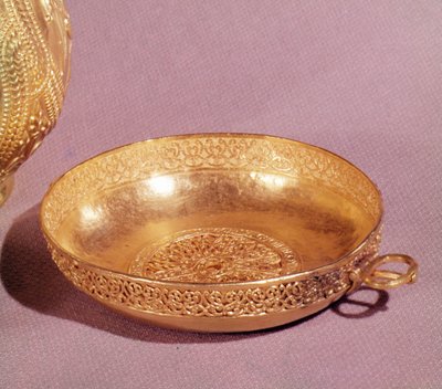 ルーマニア、ナジセントミクロス出土の鉢 8～9世紀（金製 作： First Bulgarian Kingdom