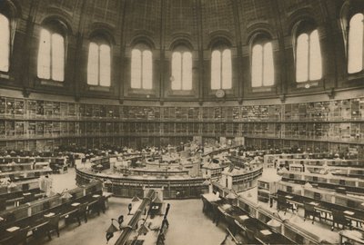 入口から見た大英博物館の大図書館の閲覧室、c1935。 作： Fleming
