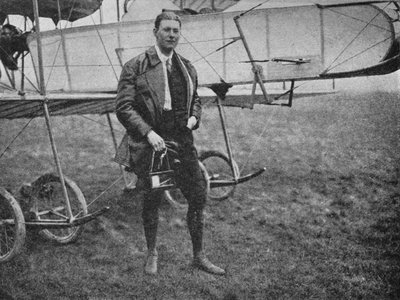 1913年1934年当時、他のどのパイロットよりもさまざまなタイプを飛行させたゴードンベル氏 作： Flight Photo