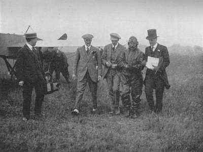 素晴らしい飛行の終わり：1913年1934年、ロバート・スラックス氏がヘンドンに到着 作： Flight Photo