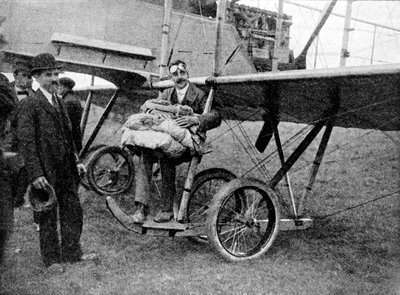 1914年のイギリスでの飛行機からの最初のパラシュート降下 作： Flight Photo