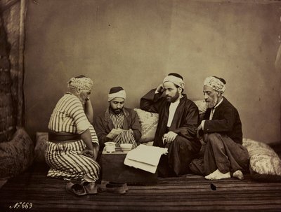 アルバムDamas et Baalbek：テーブルの周りに座っているシリア人のグループ 作： Félix Bonfils