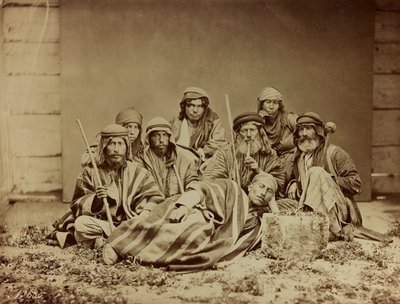 アルバムDamas et Baalbek：伝統的な服を着た先住民シリア人のグループ 作： Félix Bonfils