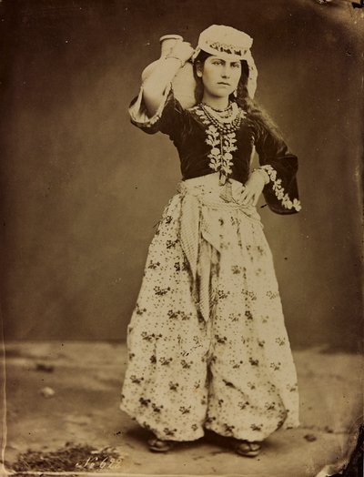 アルバムDamas et Baalbek：伝統的な服を着た若いシリア人女性 作： Félix Bonfils