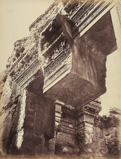 古代シリアの都市ヘリオポリスまたはバールベックの考古学地区にある神殿の入口の詳細（現在のレバノン 作： Félix Bonfils