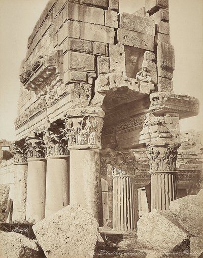 古代シリアの都市ヘリオポリスまたはバールベック（現在のレバノン）の考古学地区にあるバッカス神殿のプロナオスのディテール 作： Félix Bonfils