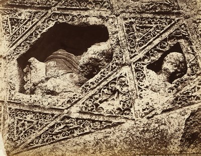 古代シリアの都市、ヘリオポリスまたはバールベック（現在のレバノン）の考古学地区にある神殿の彫刻装飾の詳細です。 作： Félix Bonfils