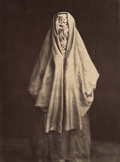 タウン ドレスを着たトルコ人女性、1870 年代。 作： Félix Bonfils