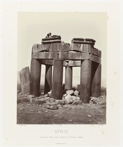 man op by qubba van Douris, nabij Baalbek シリア。 Bekàa 平野の Douris のキューポラ - Balbek (オブジェクトのタイトル) 古代建築：エジプト、ギリシャ、小アジア：写真集（連載タイトル） 作： Félix Bonfils