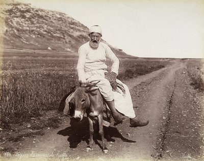 ハイファ周辺の農民の肖像。男はロバに乗っている 作： Félix Bonfils