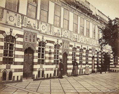 シリアのスタンブーリにあるユダヤ人の家の中庭、建物の壁際に3人の家政婦が写っている 作： Félix Bonfils
