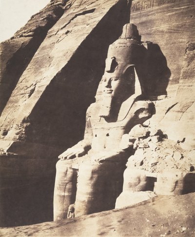 Abou Sembil、Grand Spéos - 巨大な彫像、4分の3の眺め、1851-52。 作： Félix Teynard
