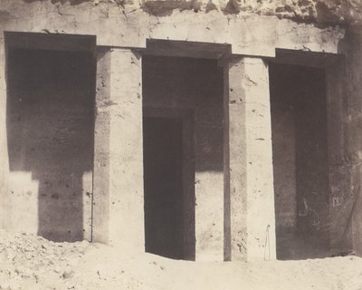 Béni-Haçan、Hypogean Architecture - Tomb of Amonei、1851-52、1853-54 を印刷。 作： Félix Teynard