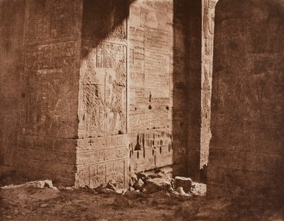 最初のパイロン - フィラ島のポイント H にある東のエンブラシュアに刻まれたフランス語の碑文..、1851 年 作： Félix Teynard