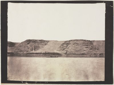 写真家ダハビエと岩盤に刻まれた記念碑の概観。アブ・シンベル、1851-1852。 作： Félix Teynard