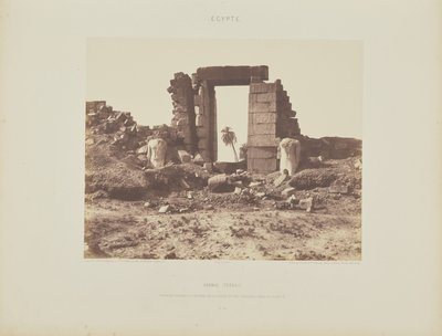 カルナック（テーベ）。第一塔門-E地点から見た門とコロッシの遺跡 作： Félix Teynard