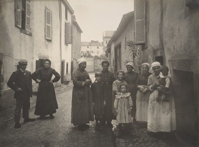 [オーヴェルニュの村の通りにいる大人と子供のグループ], ca. 1910年。 作： Félix Thiollier