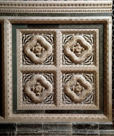 大理石の説教壇を支える大理石の壁の詳細 作： Florentine School