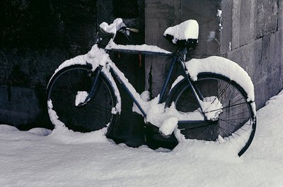 雪の中のサイクリング、フィレンツェ 作： フォスコ・マライーニ
