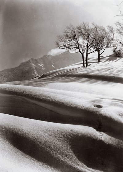 官能的な雪（背景は標高2100mの芦別岳） 作： フォスコ・マライーニ