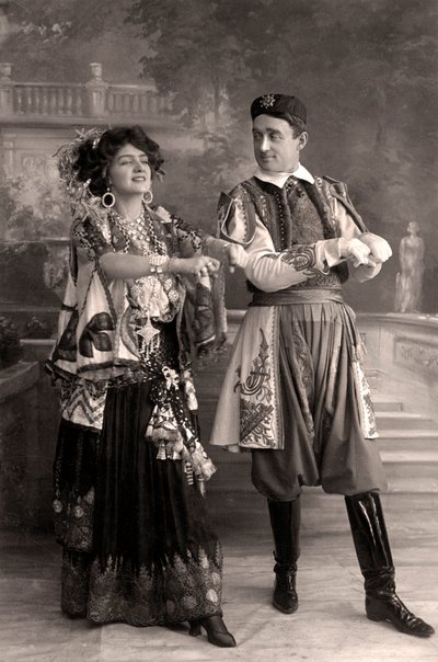 メリーウィドウのリリーエルシーとジョセフコイン、1908年。 作： Foulsham and Banfield