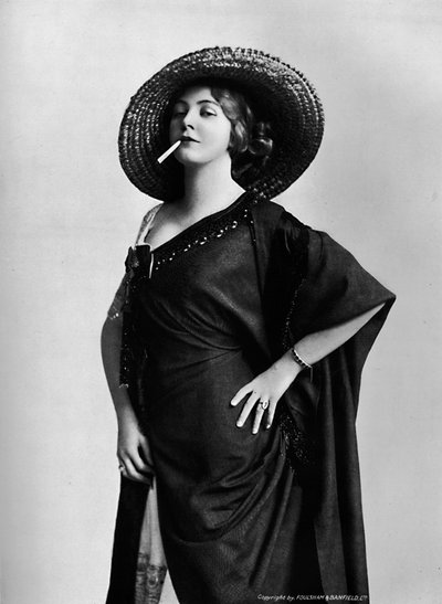 女性の喫煙、1917 作： Foulsham and Banfield