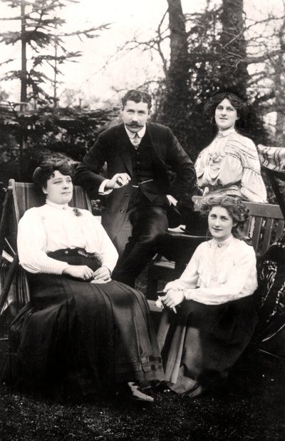 Zena 1887-1975およびPhyllis Dare 1890-1975、両親と一緒のイギリスの女優、1906。 作： Foulsham and Banfield