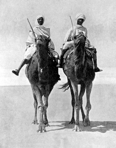 1936年にアフリカのサハラ砂漠でラクダに乗った2人のアラブ人。 作： Fox Photos