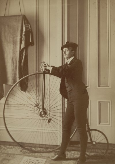 Talon sisällä Penny Farthing -pyörä, n. 1890 (seepiakuva) 作： Frances Benjamin Johnston