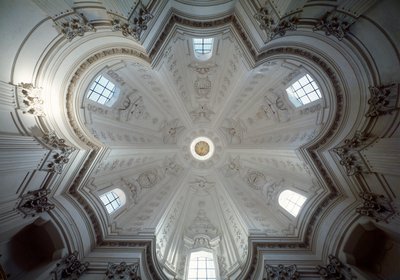 サン・イーヴォ・アッラ・サピエンツァ教会のクーポラの内観 作： Francesco Borromini