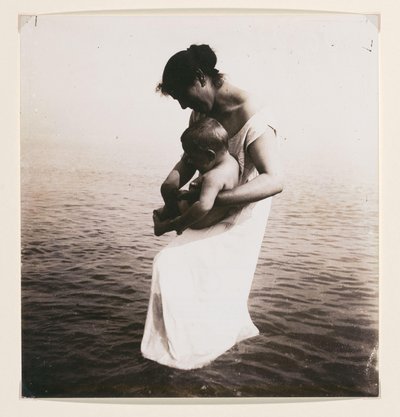 赤ちゃんと海を背景に女性のモンタージュ 作： Francesco Michietti