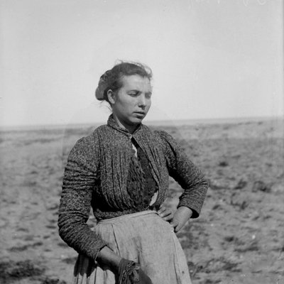 民族衣装を着た若い農民の肖像、アブルッツォ州、イタリア、1900年頃（モノクロ写真） 作： Francesco Paolo Michetti