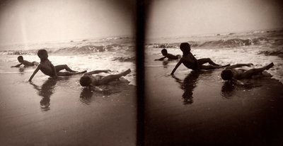 海岸線の3人の子供、アブルッツォ、1890〜1900年頃（ゼラチンシルバープリント） 作： Francesco Paolo Michetti