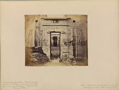 エドフー - 大門からエドフー神殿大庭園を望む 作： Francis Bedford