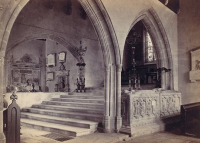 モニュメントと内陣階段、テンビー教会、1870 年代。 作： Francis Bedford