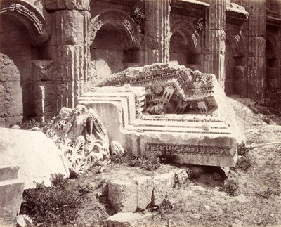 バールベック、ユピテル神殿内の彫刻遺構 作： Francis Bedford