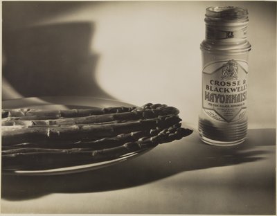 [アスパラガスとマヨネーズの瓶のある静物】。］ 作： Francis Bruguière