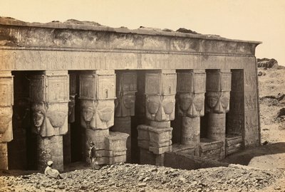 「エジプトとパレスチナ」：上エジプトのダンダラにある女神ハトホルに捧げられたローマ時代の神殿のプロナオスのファサード 作： Francis Frith