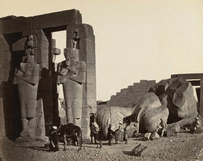 1857年、テベスのラメセウムで倒れた像。 作： Francis Frith